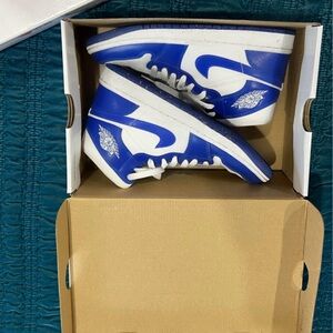 2021 women’s Air Jordan 1 Mid ‘Kentucky Blue’